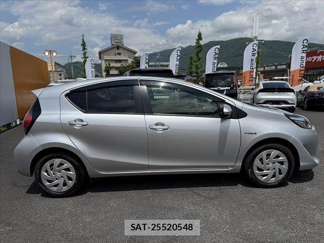 Toyota AQUA 2017-08 6750834-11