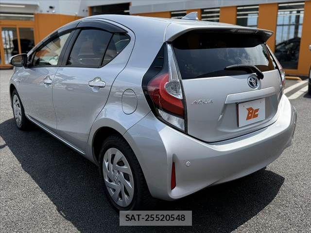 Toyota AQUA 2017-08 6750834-12