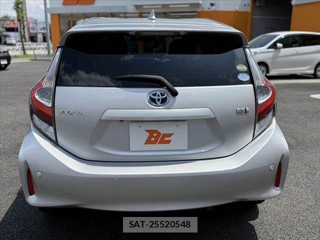 Toyota AQUA 2017-08 6750834-13