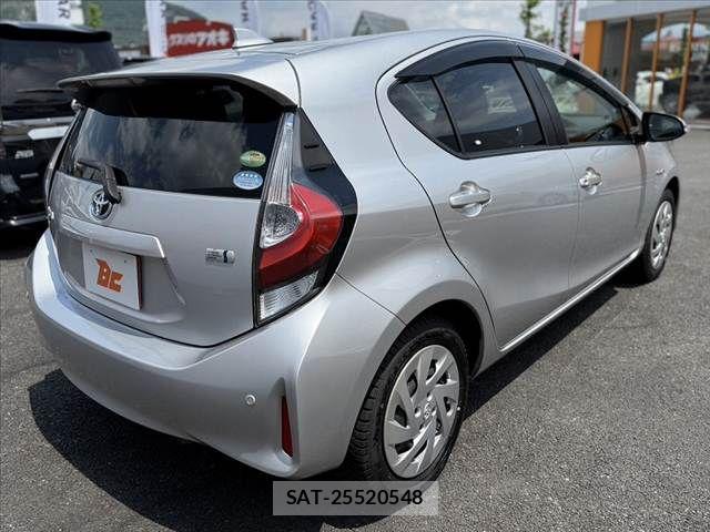 Toyota AQUA 2017-08 6750834-14
