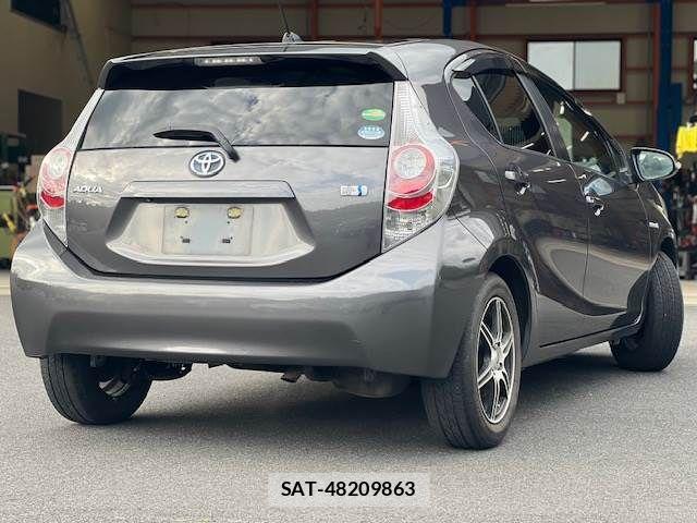 Toyota AQUA 2013-03 6813710-1