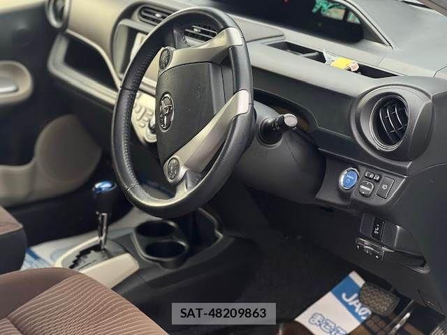 Toyota AQUA 2013-03 6813710-5