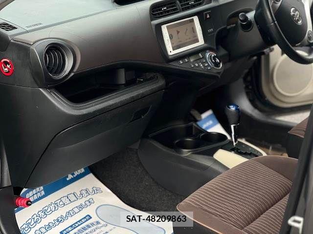 Toyota AQUA 2013-03 6813710-6