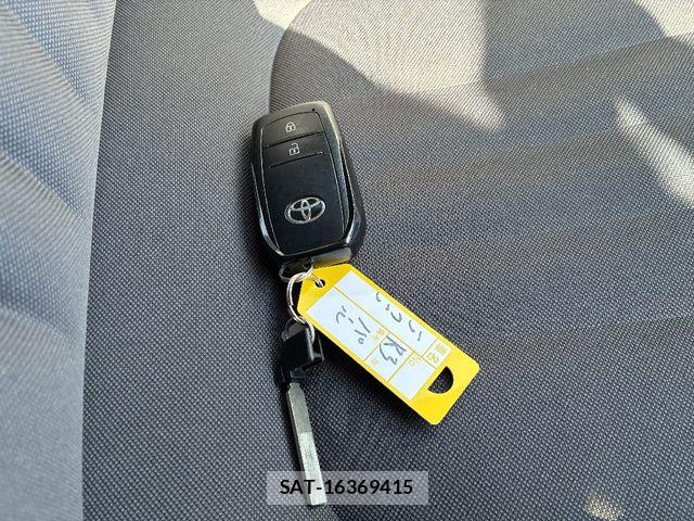 Toyota AQUA 2021-12 6813648-8