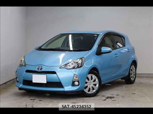Toyota AQUA 2013-08 6813712-0