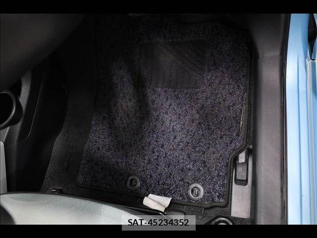 Toyota AQUA 2013-08 6813712-9