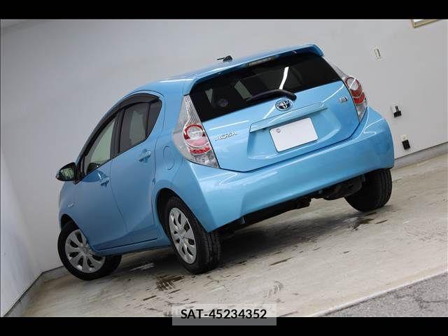 Toyota AQUA 2013-08 6813712-10