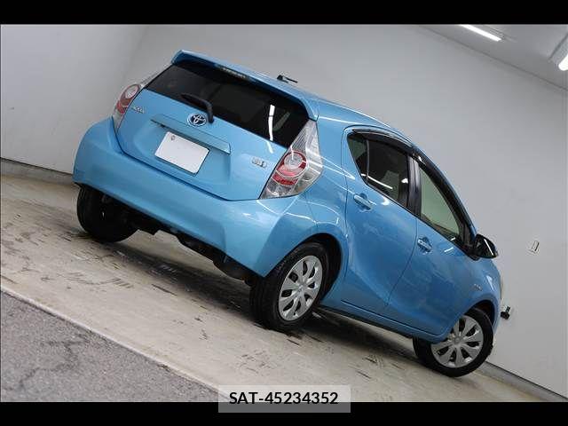 Toyota AQUA 2013-08 6813712-11