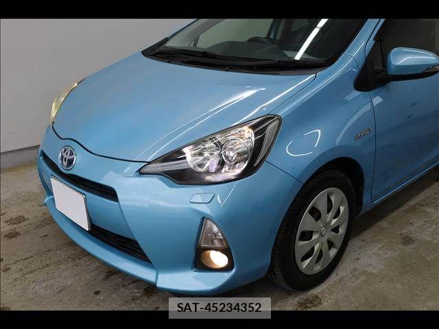Toyota AQUA 2013-08 6813712-12