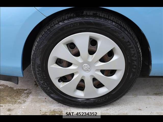 Toyota AQUA 2013-08 6813712-13