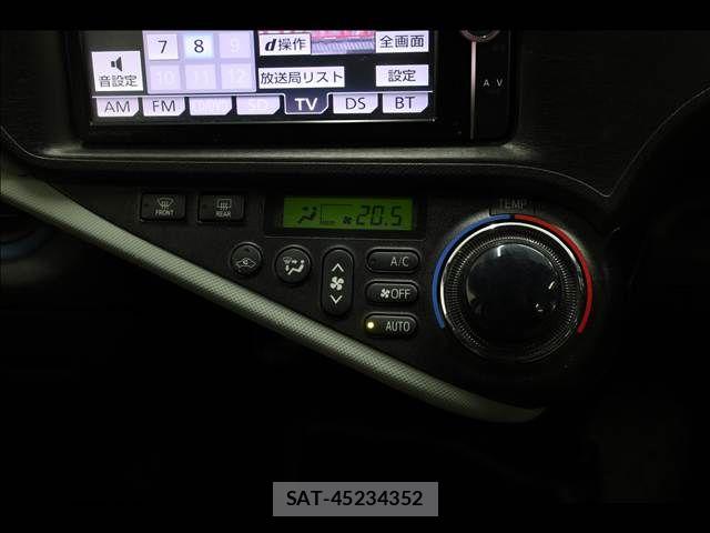 Toyota AQUA 2013-08 6813712-16