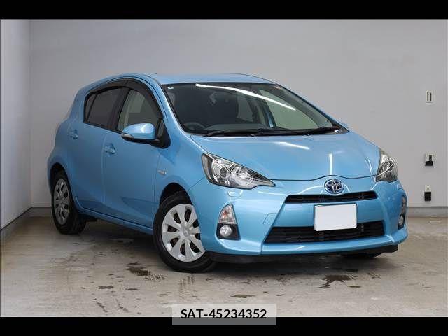 Toyota AQUA 2013-08 6813712-1