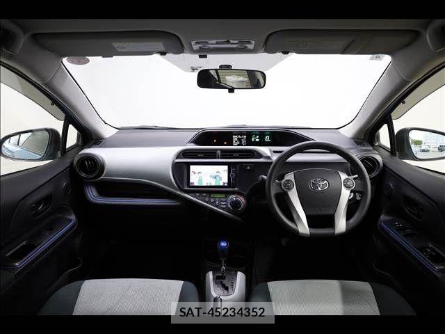Toyota AQUA 2013-08 6813712-2