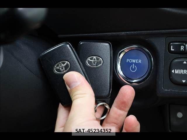 Toyota AQUA 2013-08 6813712-3