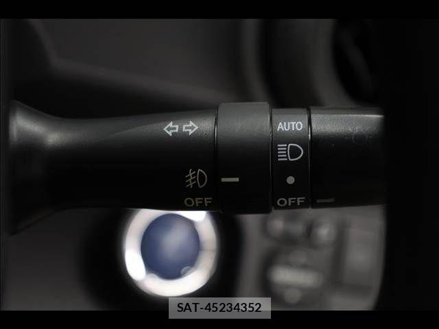 Toyota AQUA 2013-08 6813712-8