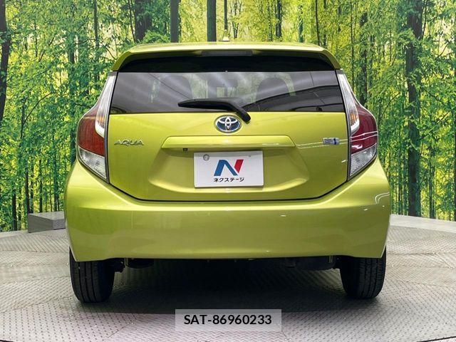 Toyota AQUA 2015-09 6813699-14