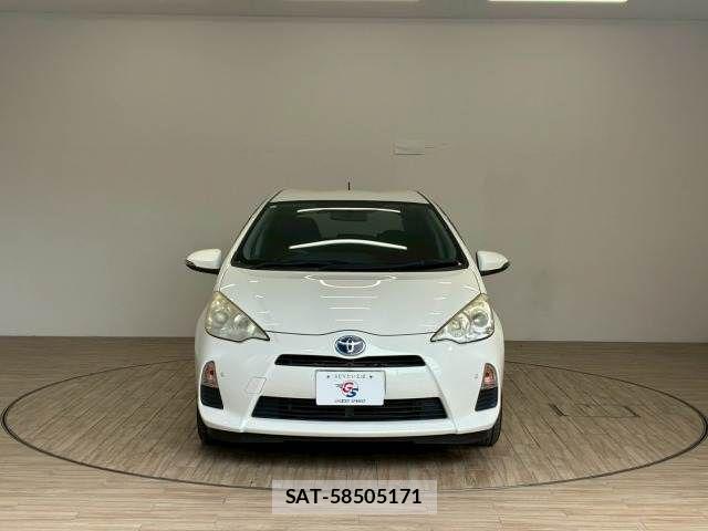 Toyota AQUA 2013-04 6813673-11