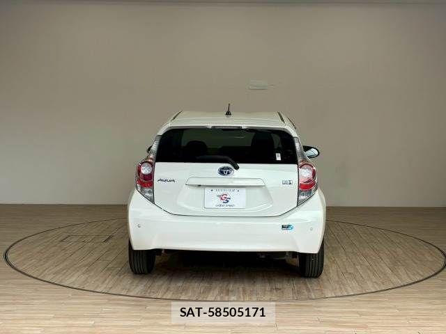 Toyota AQUA 2013-04 6813673-12