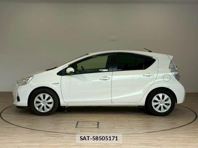 Toyota AQUA 2013-04 6813673-13
