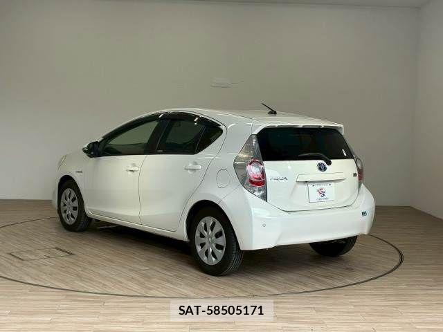 Toyota AQUA 2013-04 6813673-14