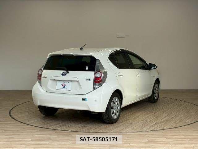 Toyota AQUA 2013-04 6813673-15
