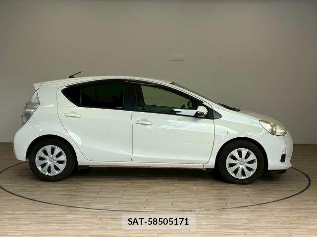 Toyota AQUA 2013-04 6813673-16