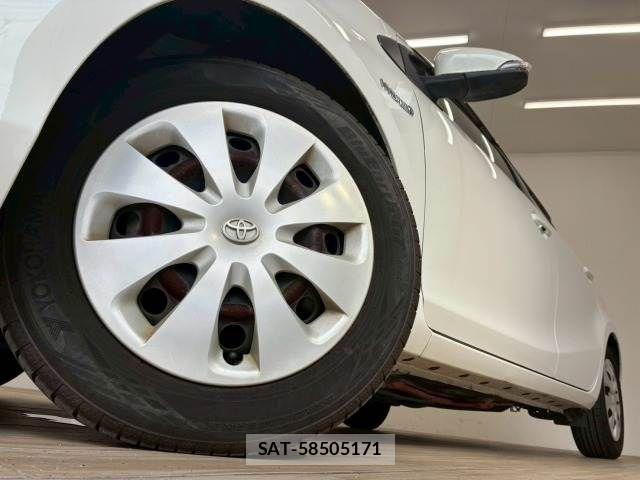 Toyota AQUA 2013-04 6813673-18