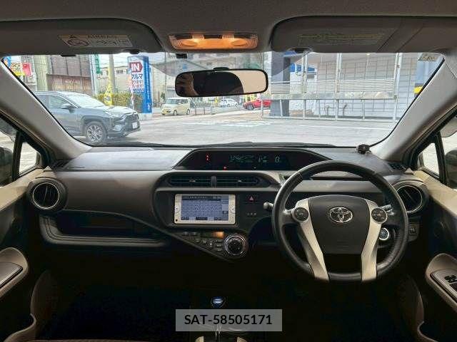 Toyota AQUA 2013-04 6813673-2