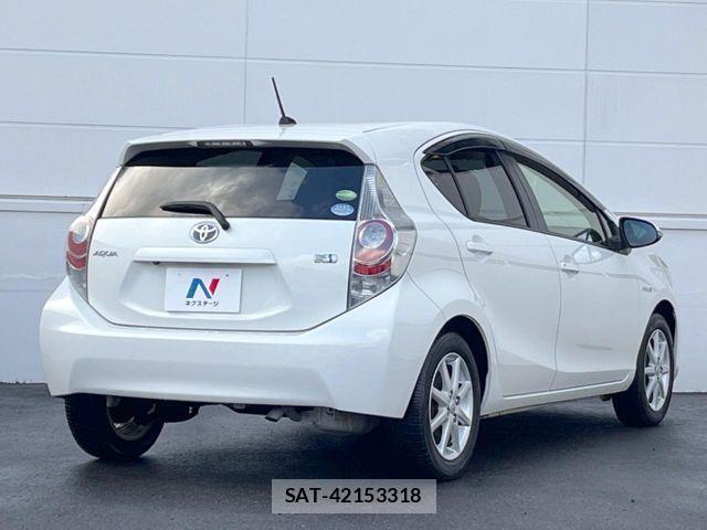 Toyota AQUA 2012-06 6813708-16