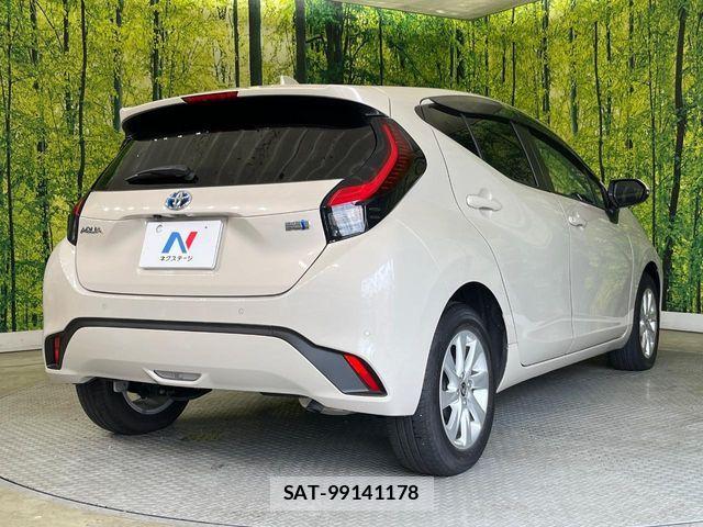 Toyota AQUA 2023-06 6813647-16