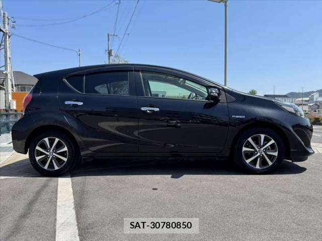 Toyota AQUA 2018-05 6901971-11