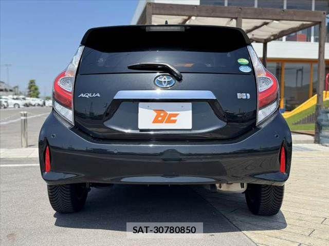 Toyota AQUA 2018-05 6901971-13
