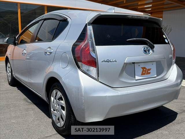 Toyota AQUA 2015-07 6901996-12