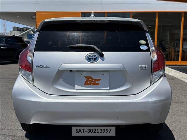 Toyota AQUA 2015-07 6901996-13