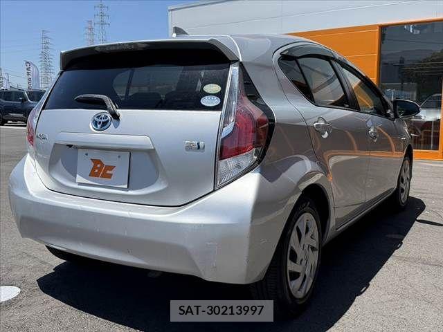 Toyota AQUA 2015-07 6901996-14