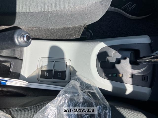 Toyota AQUA 2012-01 6902088-11