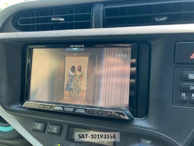 Toyota AQUA 2012-01 6902088-13