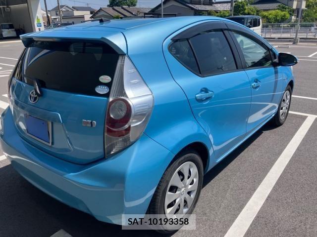 Toyota AQUA 2012-01 6902088-3