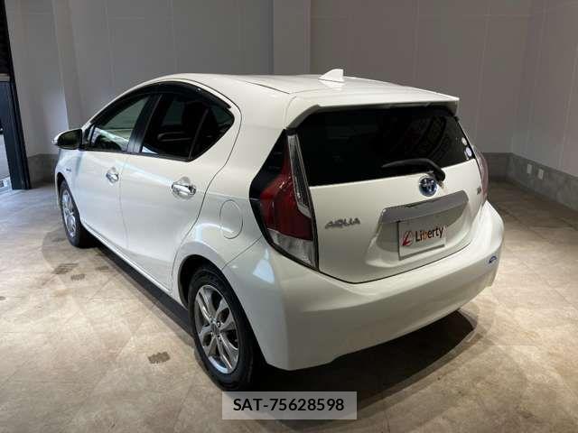 Toyota AQUA 2016-12 6901975-8