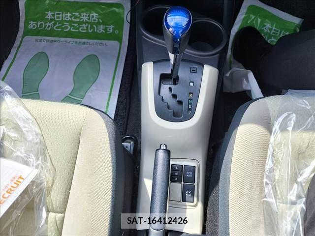 Toyota AQUA 2012-05 6902047-11