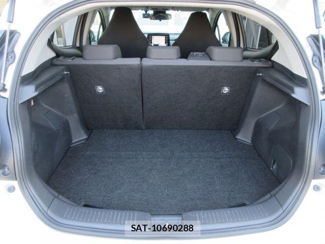 Toyota AQUA 2023-08 6901948-16