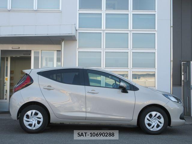 Toyota AQUA 2023-08 6901948-21