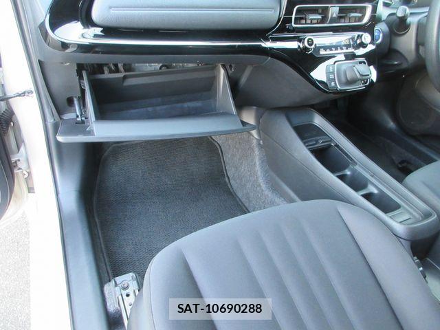 Toyota AQUA 2023-08 6901948-27