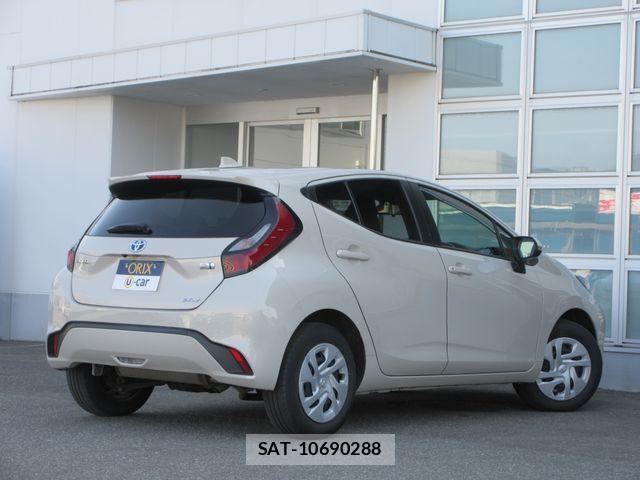 Toyota AQUA 2023-08 6901948-2