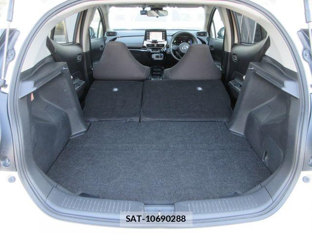 Toyota AQUA 2023-08 6901948-29