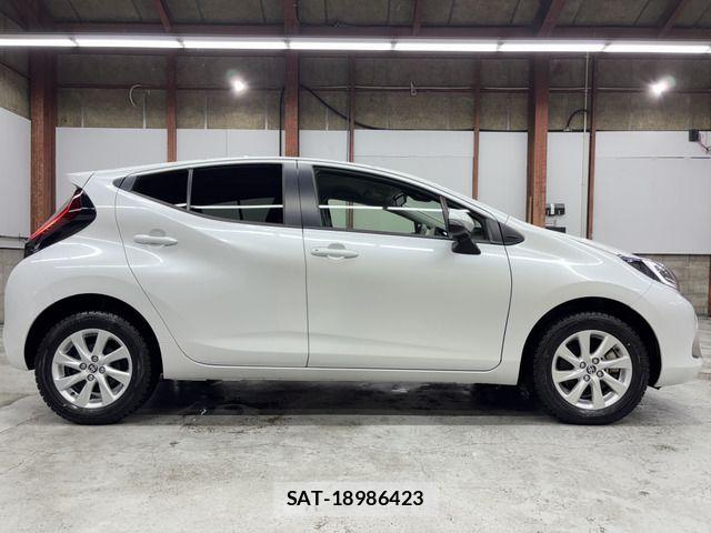 Toyota AQUA 2023-09 6901937-16
