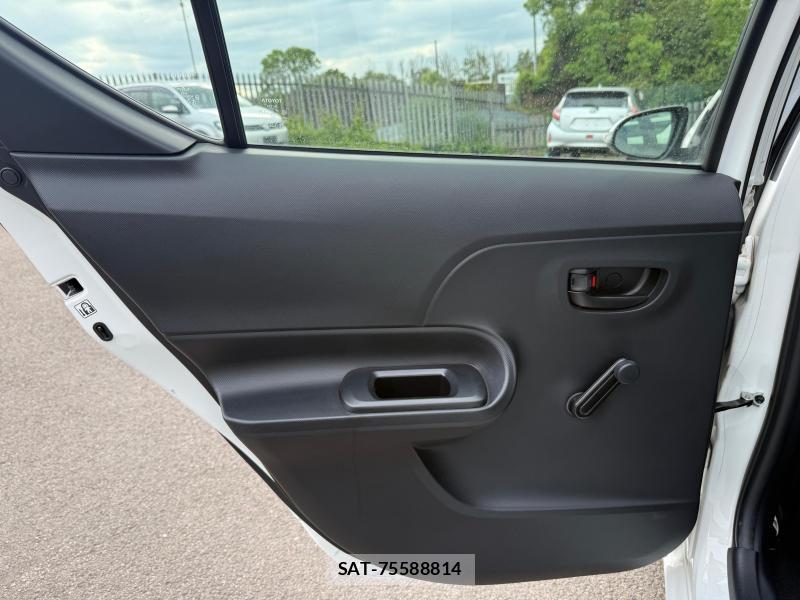 Toyota AQUA 2018-07 1244107-21