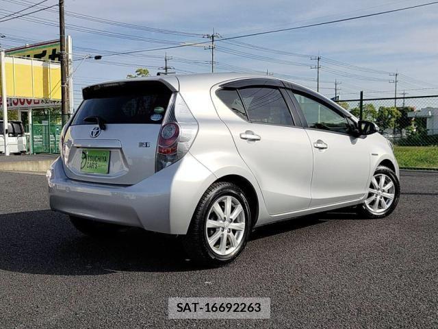 Toyota AQUA 2014-04 6988651-1