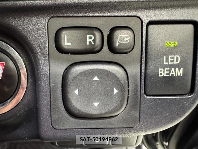 Toyota AQUA 2018-03 7057411-25