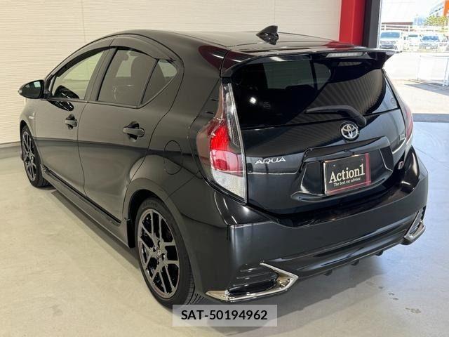 Toyota AQUA 2018-03 7057411-3